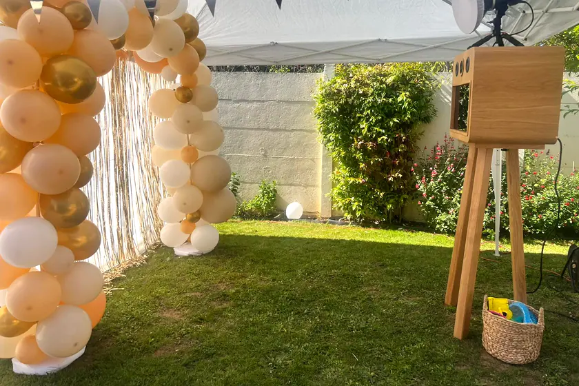 Borne bois Event Pic près d'une arche de ballons en extérieur