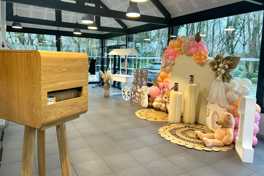 Borne bois Event Pic intégrée à une décoration événementielle premium