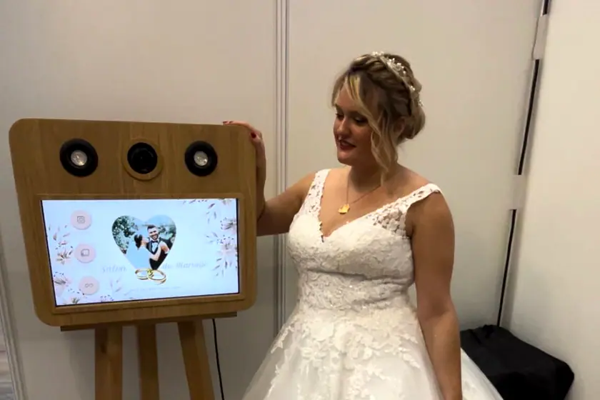 Mariée devant une borne bois Event Pic