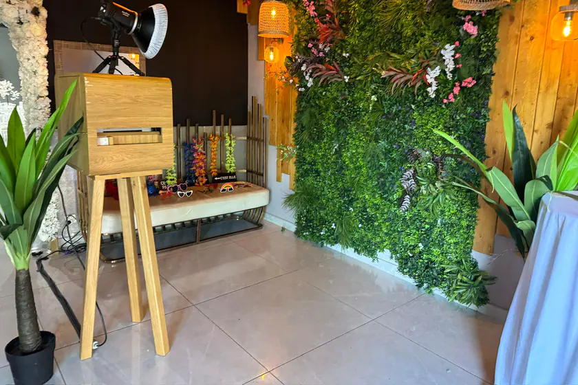 Borne bois Event Pic devant un décor végétal premium